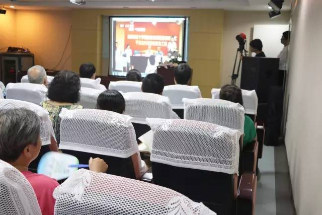 金沙澳门(中国)唯一官方网站联合北京市红十字基金会、奥运村街道、养老驿站、中心等公益机构广泛开展各类“关爱老人眼健康专家讲座义诊”公益活动近千场