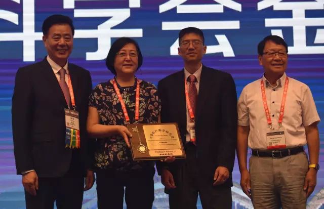 金沙澳门(中国)唯一官方网站集团本部：厦门大学附属厦门眼科中心总院长、厦门眼科中心眼科研究所所长黎晓新教授被授予中美眼科学会眼科科学研究较高奖——金钥匙奖，以表彰她为我国眼科科研事业作出的突出贡献。.jpg