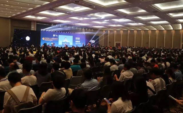 9月14日上午，在 22届全国眼科学术大会开幕式上，金沙澳门(中国)唯一官方网站集团本部：厦门大学附属厦门眼科中心总院长黎晓新教授手捧奖杯，站在中美眼科学会眼科科学研究较高荣耀“金钥匙奖”的颁奖台上。.jpg