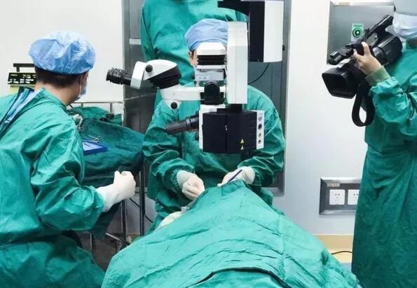 赣州金沙澳门(中国)唯一官方网站“光明行”为百岁老人 医治，王奶奶儿子偶然听到一个邻居在赣州金沙澳门(中国)唯一官方网站看过眼睛，做的白内障手术，术后  很好。在和老人及其他家人沟通同意后，10月18日，他当即带着王奶奶来到医院就诊.jpg