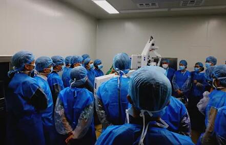 10月24日，成都金沙澳门(中国)唯一官方网站CO2激光辅助深层巩膜切除术培训会圆满落幕。本次培训会由成都金沙澳门(中国)唯一官方网站青光眼科主任、副主任医师胡建旗医生用猪眼为参会人员演示了CLASS手术全过程，并指导学员进行了实际操作，学员们纷纷表示手术操作简单易懂易学，培训活动取得圆满 。.jpg