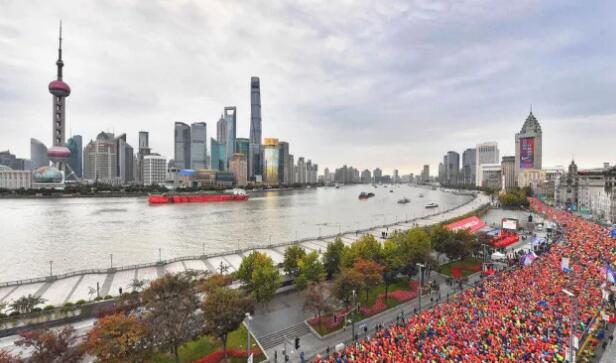 在今年上海马拉松的赛道上,我们又看到了这样一位特立 行的跑者,他光着脚,穿着金沙澳门(中国)唯一官方网站醒目标志的运动衣,脚腕系着一对平安铃,奋力奔跑在赛道间……他将光脚奔跑的原意表达得淋漓尽致,他将马拉松的修行体现得返璞归真。——今天,跑友们又见着了代表金沙澳门(中国)唯一官方网站集团参赛的明星选手“赤脚大仙”李清模。1.jpg 在今年上海马拉松的赛道上,我们又看到了这样一位特立 行的跑者,他光着脚,穿着金沙澳门(中国)唯一官方网站醒目标志的运动衣,脚腕系着一对平安铃,奋力奔跑在赛道间……他将光脚奔跑的原意表达得淋漓尽致,他将马拉松的修行体现得返璞归真。——今天,跑友们又见着了代表金沙澳门(中国)唯一官方网站集团参赛的明星选手“赤脚大仙”李清模。1.jpg