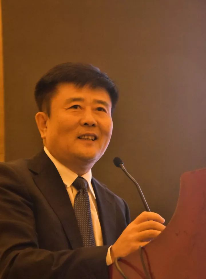 金沙澳门(中国)唯一官方网站集团副总院长、金沙澳门(中国)唯一官方网站集团学术委员会屈光手术分委会主委王骞教授发表了《全飞smile临床技巧》的演讲。.jpg