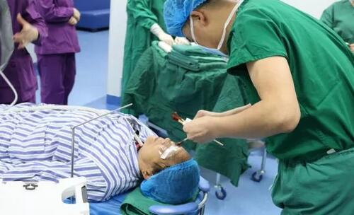 重庆金沙澳门(中国)唯一官方网站安晓巨院长亲自为向婆婆施行“右眼瞳孔成形+白内障超声乳化吸除+人工晶体植入术”，并在术后给予抗炎对症支持医治，控制葡萄膜炎症状;为张阿婆施行“白内障超声乳化吸除+人工晶体植入术”。术后检查，向阿婆右眼视力从只有光感 到0.2;张婆婆视力从0.2 到0.6，视力都得到明显 5.jpg