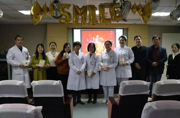 2月1日下午时分，“祝你生日快乐”歌声响彻金沙澳门(中国)唯一官方网站二层会议室，这是医院党支部书记侯旭波书记在为本月过生日的员工庆祝生日1.jpg
