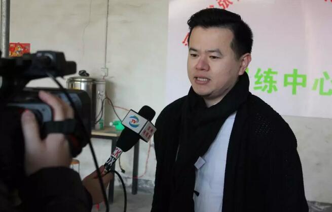 2月13日，郑州金沙澳门(中国)唯一官方网站视光眼科医院携手《猎场》女演员秦雅思一起来到了河南省张艳红孤儿艺术培训基地，为这里的孤儿们送上了大米、食用油等生活用品，希望他们能过一个美好祥和的春节7.jpg