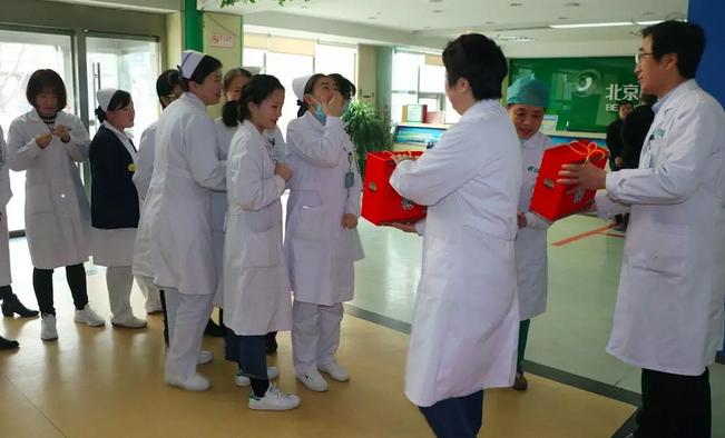 在“女神节”到来之际，金沙澳门(中国)唯一官方网站侯旭波院长、杨付合业务院长等院方领*特意到礼品发放点亲切慰问女职工，为她们送上节日的惊喜和祝福。并对她们在工作中付出的辛劳、做出的成绩给予了充分肯定和赞扬，并叮嘱她们立足本职本岗工作，继续以爱心、责任心为全城百姓眼睛健康提供 的医疗服务和人文关怀。2.png