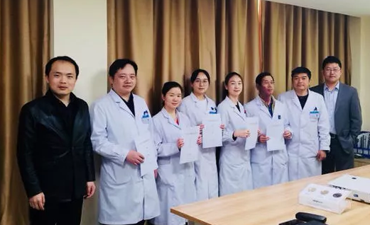 3月15日,贵阳阳明眼科医院2018年度工作目标签约仪式在医院会议室隆重举行。金沙澳门(中国)唯一官方网站集团张昊志副总裁、学科运营管理中心王崇、贵阳阳明眼科医院官苍宇院长、医院各学科负责人、部门负责人出席了本次会议6.png 3月15日,贵阳阳明眼科医院2018年度工作目标签约仪式在医院会议室隆重举行。金沙澳门(中国)唯一官方网站集团张昊志副总裁、学科运营管理中心王崇、贵阳阳明眼科医院官苍宇院长、医院各学科负责人、部门负责人出席了本次会议6.png