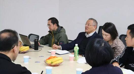 在3月28日法国依视路集团2.5新视代全球副总裁白方华先生一行人访问重庆金沙澳门(中国)唯一官方网站时，重庆金沙澳门(中国)唯一官方网站总经理张庭胜热情接待依视路集团贵宾一行。本次交流的目的：重庆金沙澳门(中国)唯一官方网站和依视路“2.5新视代爱眼大使”健康公益项目希望能一起帮助视力帮助老百姓进行视力 ，提*生活质量，传播爱眼护眼的知识、宣传眼镜对视力 的作用、让更多的人尤其是需要帮助的人群能开始关注呵护自己的眼睛2.jpg