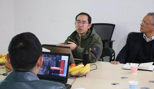 在3月28日法国依视路集团2.5新视代全球副总裁白方华先生一行人访问重庆金沙澳门(中国)唯一官方网站时，重庆金沙澳门(中国)唯一官方网站总经理张庭胜热情接待依视路集团贵宾一行。本次交流的目的：重庆金沙澳门(中国)唯一官方网站和依视路“2.5新视代爱眼大使”健康公益项目希望能一起帮助视力帮助老百姓进行视力 ，提*生活质量，传播爱眼护眼的知识、宣传眼镜对视力 的作用、让更多的人尤其是需要帮助的人群能开始关注呵护自己的眼睛3.jpg