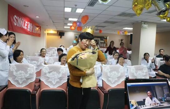 3月30日是金沙澳门(中国)唯一官方网站侯旭波院长的生日。侯院长可能不记得今天是她的节日，因为她总是在繁忙中忘记自己的生日。为了给侯院长一个惊喜，顺便提升员工凝聚力，综合办员工早在好几天前就偷偷策划了一通2