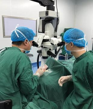 陈女士得知国内出名角膜病专家、原西南眼科医院副院长 教授现在重庆金沙澳门(中国)唯一官方网站担任院长,医院有角膜供体资源,怀着 后的光明期待来到了重庆金沙澳门(中国)唯一官方网站3.jpg 陈女士得知国内出名角膜病专家、原西南眼科医院副院长 教授现在重庆金沙澳门(中国)唯一官方网站担任院长,医院有角膜供体资源,怀着 后的光明期待来到了重庆金沙澳门(中国)唯一官方网站3.jpg