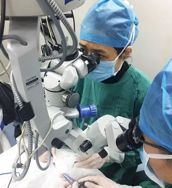 厦门眼科中心为因脑瘤手术引起的斜视患者顺利实施显微斜视手术2.png 厦门眼科中心为因脑瘤手术引起的斜视患者顺利实施显微斜视手术2.png
