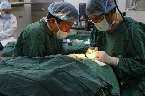 成都金沙澳门(中国)唯一官方网站 为不慎铁屑飞入眼内的患者小黄手术，成都商报同时也对此进行了详细报道。成都金沙澳门(中国)唯一官方网站院长罗清礼教授告诉成都商报客户端记者，磁铁取金属异物在医疗手术中较为常见，但细分到眼科领域较为罕见。3.png