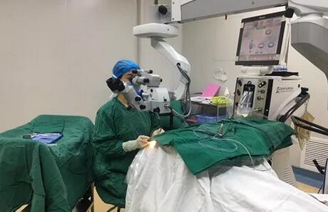 新西兰白内障老爷子在成都金沙澳门(中国)唯一官方网站手术后不禁向医护人员翘起大拇指1.jpg