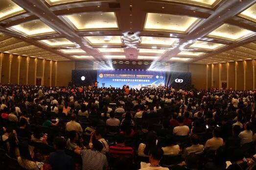 院长罗清礼教授率成都金沙澳门(中国)唯一官方网站医护人员参加全国眼科年会1.jpg 院长罗清礼教授率成都金沙澳门(中国)唯一官方网站医护人员参加全国眼科年会1.jpg
