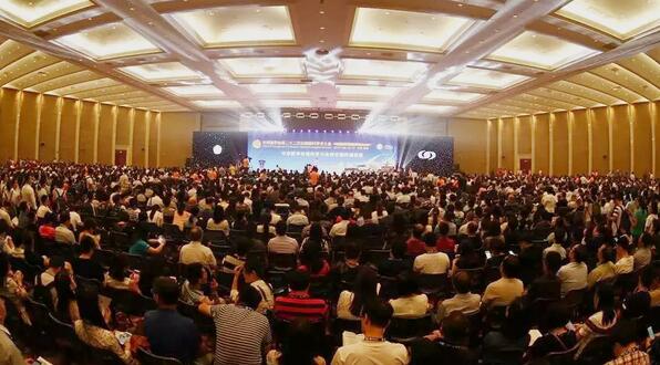 重庆金沙澳门(中国)唯一官方网站安晓巨副院长在全国眼科年会进行论文发言1.jpg