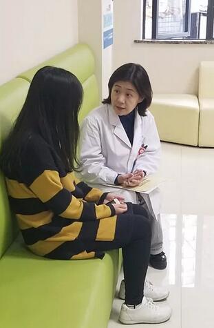 重庆网红在重庆金沙澳门(中国)唯一官方网站直播摘镜手术1.jpg 重庆网红在重庆金沙澳门(中国)唯一官方网站直播摘镜手术1.jpg