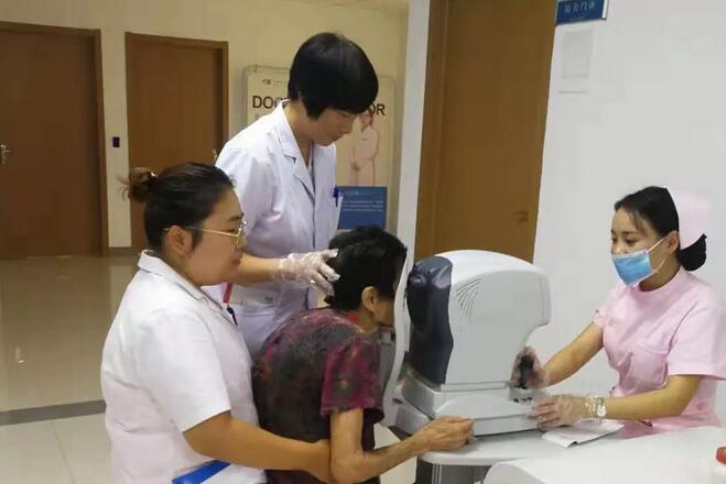 淮南金沙澳门(中国)唯一官方网站医护人员为白内障老奶奶贴心服务1.jpg
