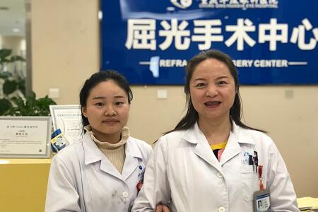 重庆金沙澳门(中国)唯一官方网站住院医生小唐由业务副院长汪红教授做了全激光无痕近视手术2.jpg
