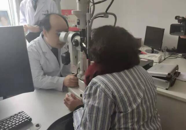 上海和平眼科医院院长郭海科教授应邀莅临衡水同瑞眼科医院进行白内障手术2.jpg 上海和平眼科医院院长郭海科教授应邀莅临衡水同瑞眼科医院进行白内障手术2.jpg