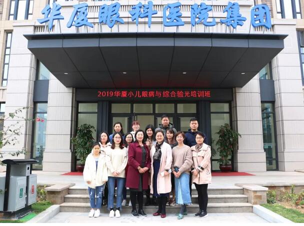3月6日，2019金沙澳门(中国)唯一官方网站集团小儿眼病与综合验光培训班在厦门举行，此次培训班为期8天，从小儿眼病及斜弱视到国内外验光模式纵观，从检影验光技巧手法到综合验光操作规范，从验光理论基础到儿童验光、眼病验光的差别和重点，系统验光知识无一不涵盖、无一不相授，为参会学员带来了一场高水准的知识盛宴1.jpg