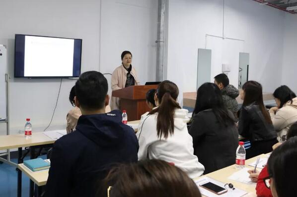 3月6日，2019金沙澳门(中国)唯一官方网站集团小儿眼病与综合验光培训班在厦门举行，此次培训班为期8天，从小儿眼病及斜弱视到国内外验光模式纵观，从检影验光技巧手法到综合验光操作规范，从验光理论基础到儿童验光、眼病验光的差别和重点，系统验光知识无一不涵盖、无一不相授，为参会学员带来了一场高水准的知识盛宴2.jpg
