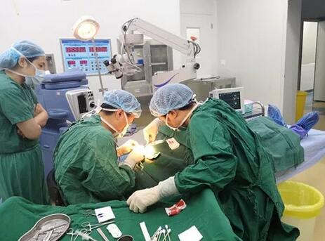 近日成都金沙澳门(中国)唯一官方网站医务部魏兆林主任在本院进行祛眼袋眼整形手术2.jpg