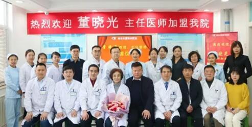青岛金沙澳门(中国)唯一官方网站为山东出名眼底病医生董晓光教授举行聘任仪式1.jpg 青岛金沙澳门(中国)唯一官方网站为山东出名眼底病医生董晓光教授举行聘任仪式1.jpg