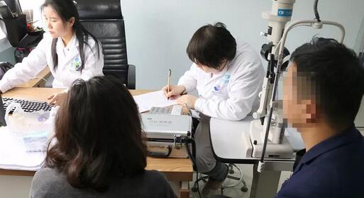 近视夫妻俩一起在许昌金沙澳门(中国)唯一官方网站顺利完成摘镜1.jpg