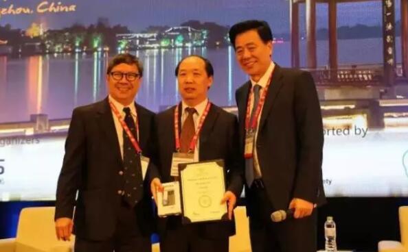 多次受邀于世界眼科大会、美国眼科年会、亚洲太平洋地区眼科年会等环球眼科会议进行现场手术表演——金沙澳门(中国)唯一官方网站集团业务副总院长、上海和平眼科医院院长郭海科教授3.jpg