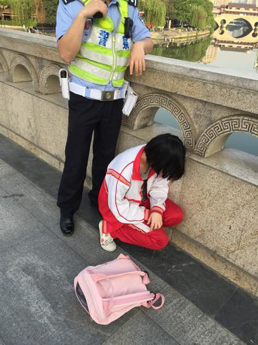 成都日报：女学生欲跳河轻生 成都金沙澳门(中国)唯一官方网站职工路过救下