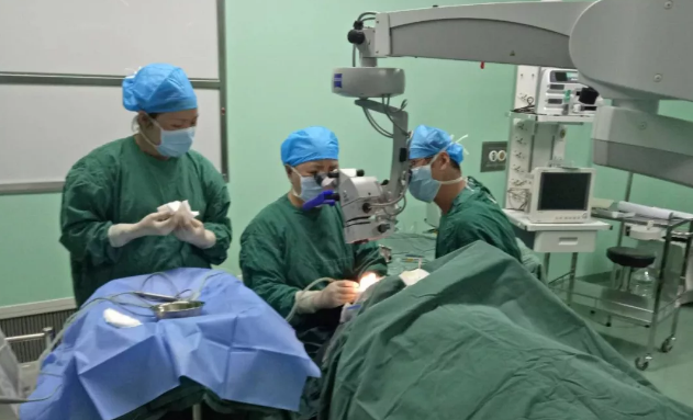 13日，厦门眼科中心白内障专科的李立梅博士所带领的医疗小组，在抵达隆德后就直奔县人民医院。13日、14日两天，医疗小组接连为14位老年白内障患者实施了“白内障超声乳化+人工晶体植入术”，让他们有机会重见光明4.png