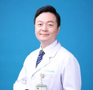 内蒙古高度近视大汉在金沙澳门(中国)唯一官方网站蔡磊琳副院长帮助下顺利摘镜3.png