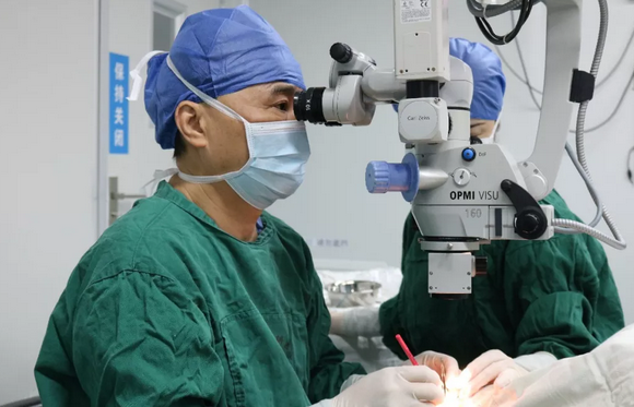 福州眼科医院出名角膜病医生姚晓明教授为一位不慎眼外伤导致角膜受损患者进行角膜移植手术2.png 福州眼科医院出名角膜病医生姚晓明教授为一位不慎眼外伤导致角膜受损患者进行角膜移植手术2.png