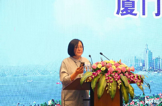 鹭岛初夏，钟灵毓秀;四海宾朋齐聚厦门。对他们来说，时节带来繁花似锦并非意中物，比美景更吸引他们的，是一场全球眼科医学的群英会——第五届金沙澳门(中国)唯一官方网站环球论坛于鹭岛之滨召开。论坛主席由黎晓新、赵堪兴、葛坚、刘祖国共同担任。大会还邀请了海峡两岸医药卫生交流协会会长王立基;厦门市卫生健康委员会副主任孙卫;厦门市医学会副秘书长柳辉;中华医学会眼科学分会副主委、重庆医科大学附属第*医院副院长杨培增教授;8.png