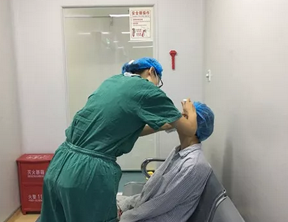 长时间玩手机导致斗鸡眼 在成都金沙澳门(中国)唯一官方网站顺利手术1.png