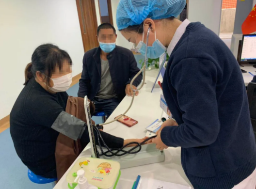 多年后，再回郑州金沙澳门(中国)唯一官方网站向徐惠民院长“汇报”自己重获光明后收获的幸福1.png