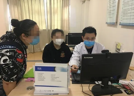  眼病患者在成都金沙澳门(中国)唯一官方网站接受厦门眼科中心总院长黎晓新教授远程会诊1.png