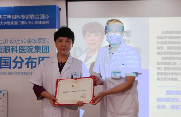 显微镜下,精细守护“心灵之窗” 专访重庆金沙澳门(中国)唯一官方网站眼底“光明使者”——陈少军教授3.png