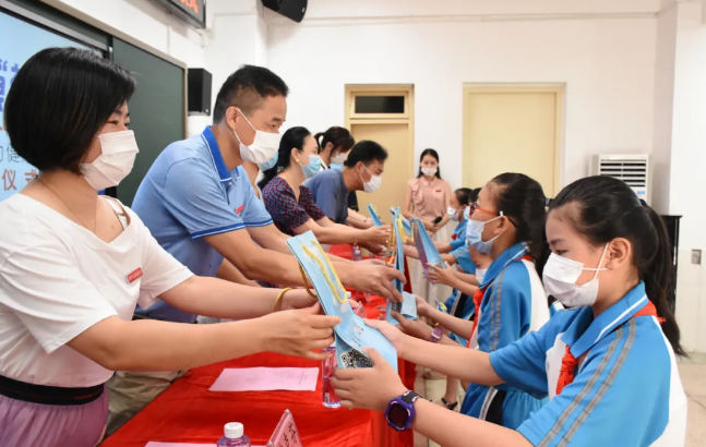 厦门眼科中心漳州眼科医院为龙文两所学校赠送价值40200元爱心眼镜5.png