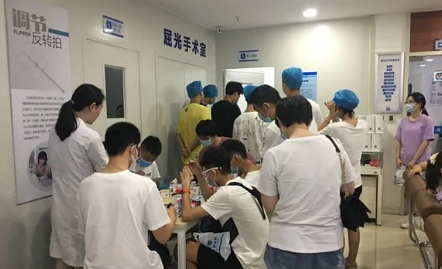 进入高峰期 成都金沙澳门(中国)唯一官方网站提醒近视手术朋友提前预约2.png 进入高峰期 成都金沙澳门(中国)唯一官方网站提醒近视手术朋友提前预约2.png