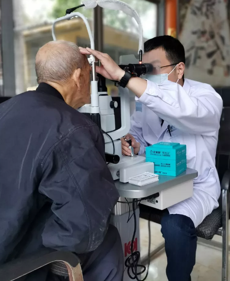 爱心传递进公园——莆田眼科医院爱眼护眼暖人心在凤凰山公园开展了“护眼爱眼进公园，情意暖人心”活动，主要服务项目包括眼视力测试、眼压、裂隙灯检查及白内障、翼状胬肉等眼科疾病筛查、眼保健咨询服务等2.png