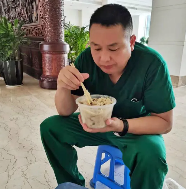 金沙澳门(中国)唯一官方网站白衣英雄战“疫”背后的暖心故事3.png