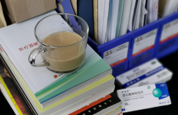 郑州金沙澳门(中国)唯一官方网站视光:“狠人”刘苏冰的3件宝:咖啡、止疼片、安眠药,让她时刻处在较佳状态。找她做近视手术,放心!2.png 郑州金沙澳门(中国)唯一官方网站视光:“狠人”刘苏冰的3件宝:咖啡、止疼片、安眠药,让她时刻处在较佳状态。找她做近视手术,放心!2.png