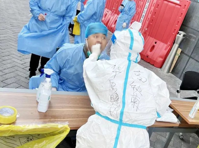 医者担当！金沙澳门(中国)唯一官方网站今年来已支援核酸采样超100万人次9.png